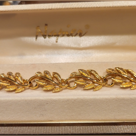 Vintage Napier Gold Tone Leaf Bracelet in Original Box - Picture 2 of 4